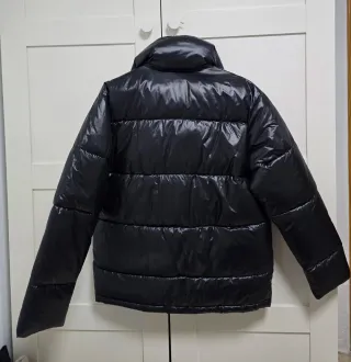 Chaqueta bomber negra brillante