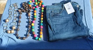 Pantalón vaquero y collares