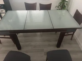 Mesa de comedor de cristal y madera