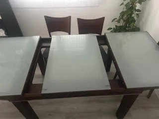 Mesa de comedor de cristal y madera