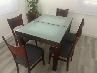 Mesa de comedor de cristal y madera