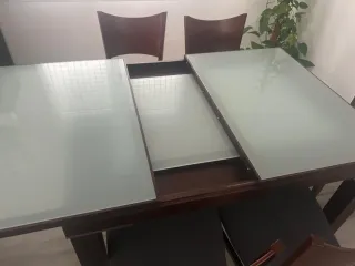 Mesa de comedor de cristal y madera