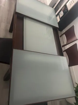Mesa de comedor de cristal y madera