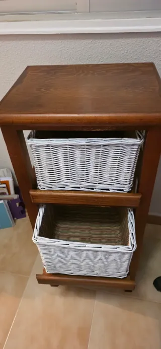 Mueble de cestas de madera y mimbre.