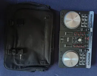 Mini Mezclador  Interface BT. En mano.