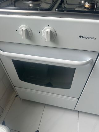 Cocina de gas con horno y 4 fuegos