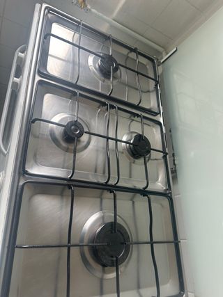 Cocina de gas con horno y 4 fuegos