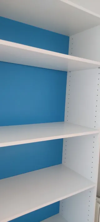 Estantería alta blanca y azul