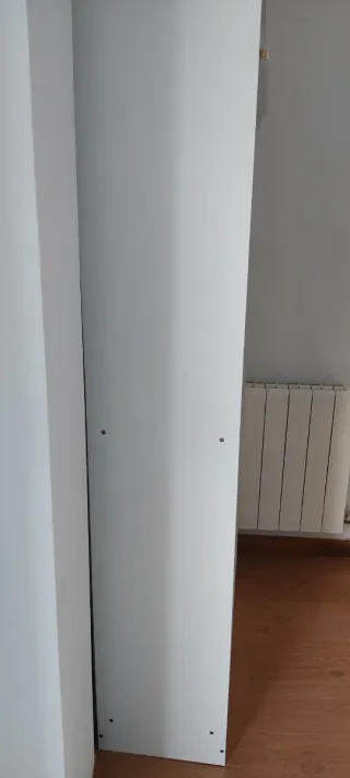 Estantería alta blanca y azul