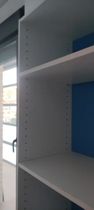 Estantería alta blanca y azul