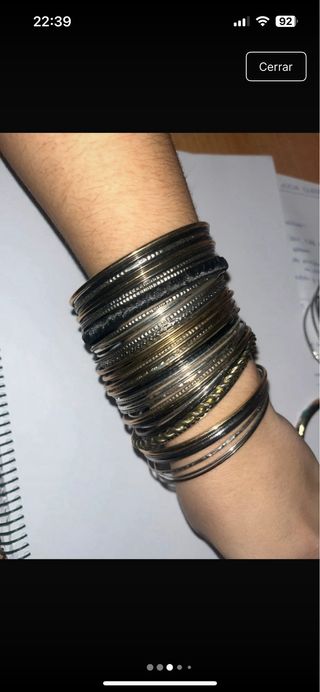 Lote de pulseras doradas y plateadas