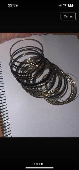 Lote de pulseras doradas y plateadas