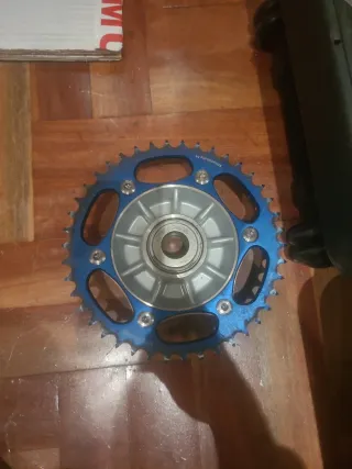 Corona azul Husqvarna 701