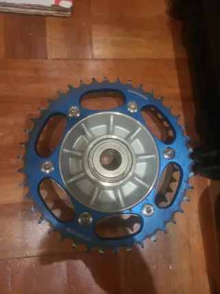 Corona azul Husqvarna 701