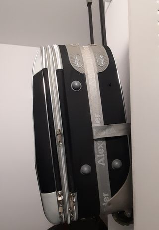 Maleta grande negra con ruedas. Sin marca