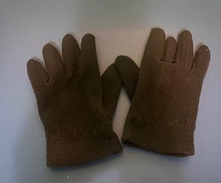 Guantes negros y marrones