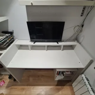 Cuna convertible, cama, escritorio y mesitas