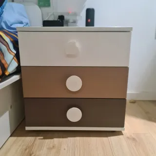 Cuna convertible, cama, escritorio y mesitas