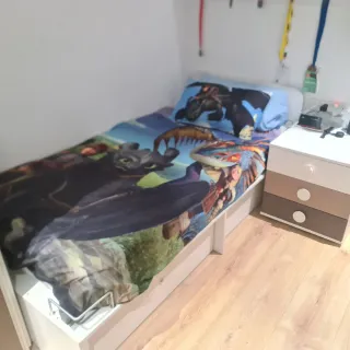 Cuna convertible, cama, escritorio y mesitas