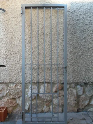 Reja de puerta con apertura para mascota 75x210