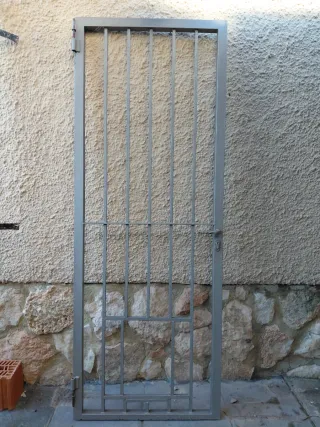 Reja de puerta con apertura para mascota 75x210