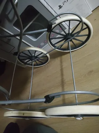 Carrito de muñecas azul