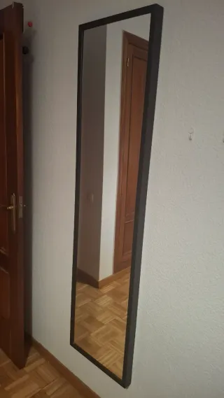 Espejo de pared marrón oscuro.