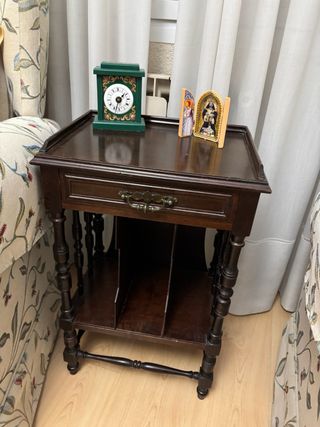 Mesita auxiliar antigua de madera