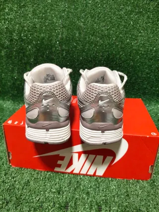 Nike P-6000 Plata y Blanco