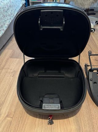 Baúl moto negro con luces