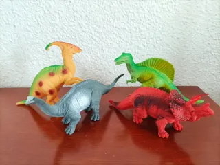 Lote 4 dinosaurios de juguete