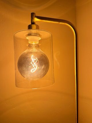 Lámpara de pie metal dorada y cristal