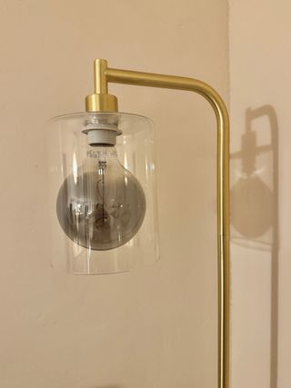 Lámpara de pie metal dorada y cristal