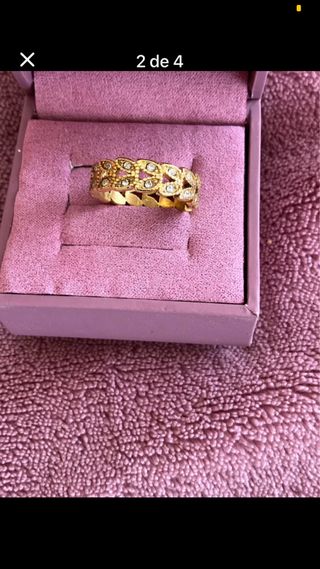 Anel em aço dourado com pedras