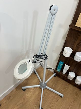 Lámpara lupa con lente de aumento