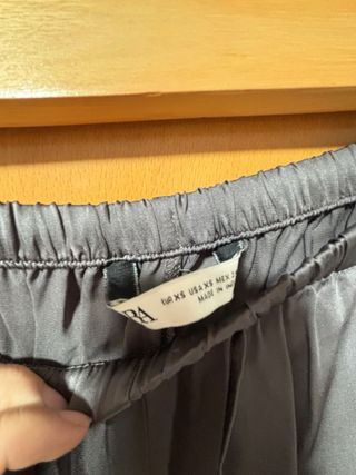 Pantalón satén Zara