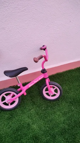 Bicicleta de equilibrio rosa