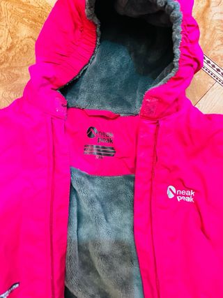 Ropa de nieve rosa con guantes