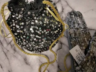 Bolso y guantes negros y dorados