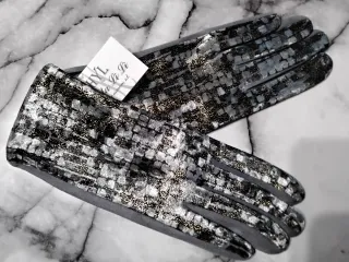 Bolso y guantes negros y dorados