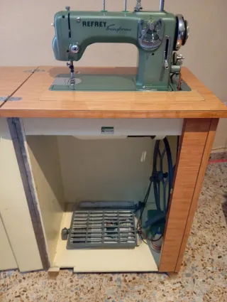 Máquina de coser Refrey Transforma con mueble