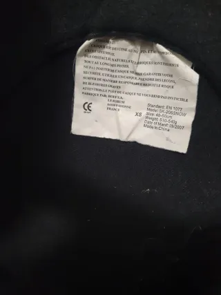 Casco de esquí rojo y azul