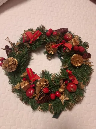 Ghirlanda natalizia fatta a mano