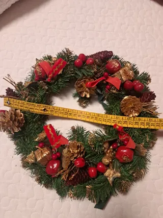 Ghirlanda natalizia fatta a mano
