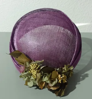 Tocado casquete morado para eventos