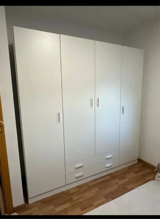 Armario blanco de madera