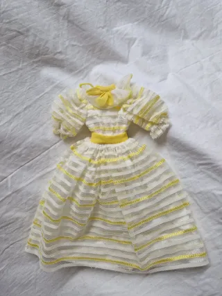 Vestido de muñeca blanco y amarillo
