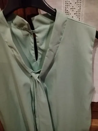Vestido verde sin mangas con lazo