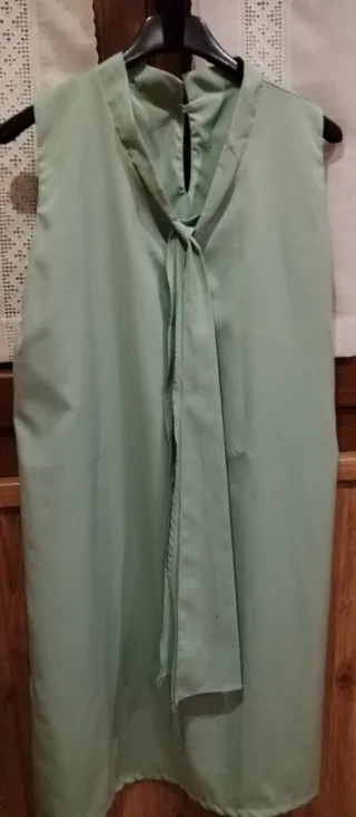Vestido verde sin mangas con lazo