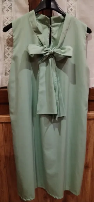 Vestido verde sin mangas con lazo